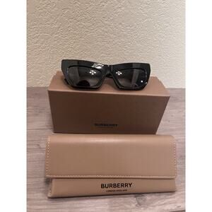 NWT Burberry Cat Eye Sunglasses – Full Set – Leather Tan Case – Logo Arms